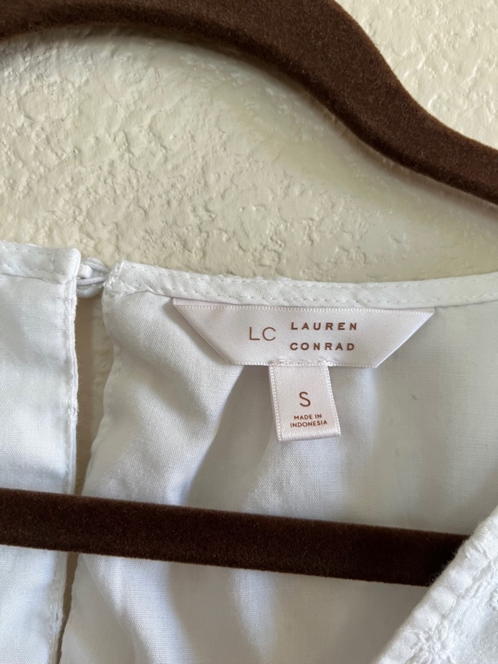 LC Lauren Conrad White Eyelet V-Neck Puff Sleeve Blouse - Picture 3 of 5